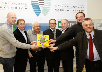 Bgm. Jürgen Winter, LR Christian Buchmann, Hoteleigentümer Ernst Royer, Direktor Andreas Mayrhofer, LR Johann Seitinger, Stmk.-Tourismus-Chef Georg Bliem und der Nachhaltigkeitskoordinator Wilhelm Himmel bei der Überreichung der Umweltzeichenplakette (v. l.) © Land Steiermark/raffalt.com