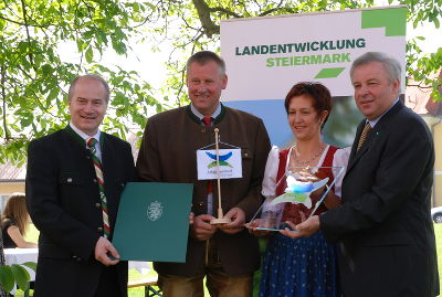 v.l.n.r.: LR Johann Seitinger (Obmann der Landentwicklung Steiermark), LAbg. Bgm. Karl Lackner; Vzbgm. Irmgard Fixl (Winklern / Oberwölz), LH-Stv. Hermann Schützenhöfer (Foto: Landentwicklung Steiermark)