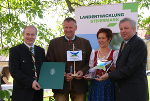 v.l.n.r.: LR Johann Seitinger (Obmann der Landentwicklung Steiermark), LAbg. Bgm. Karl Lackner; Vzbgm. Irmgard Fixl (Winklern / Oberwölz), LH-Stv. Hermann Schützenhöfer (Foto: Landentwicklung Steiermark) © LE Steiermark