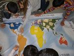SchülerInnen beim Weltspiel: „Wie viele Menschen leben in ……? Wie groß ist der ökologische Fußabdruck in den verschiedenen Ländern?“