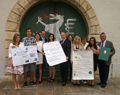 Footprint-Urkundenübergabe von links nach rechts: Schülerinnen der HAK Grazbachgasse, Prof. Peter Heubrandner (HAK Grazbachgasse), Landesrat Johann Seitinger, Dipl. Päd. Sabine Baumer (Umwelt-Bildungs-Zentrum Steiermark), Dipl.-Ing. Gudrun Walter (FA19D), Hofrat Dipl.-Ing. Dr. Wilhelm Himmel (FA19D)