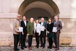 Christian Krainer (GBV), Janosch Hartmann (Servicebüro zusammenwohnen), LR Hans Seitinger, LR Bettina Vollath, LH-Stv Siegfried Schrittwieser, Christina Trattner (Servicebüro) und Wolfram Sacherer (GBV) bei der Präsenation des Ratgebers