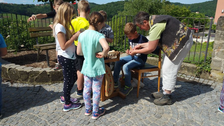Vlies zum Faden spinnen Vlies zum Faden spinnen