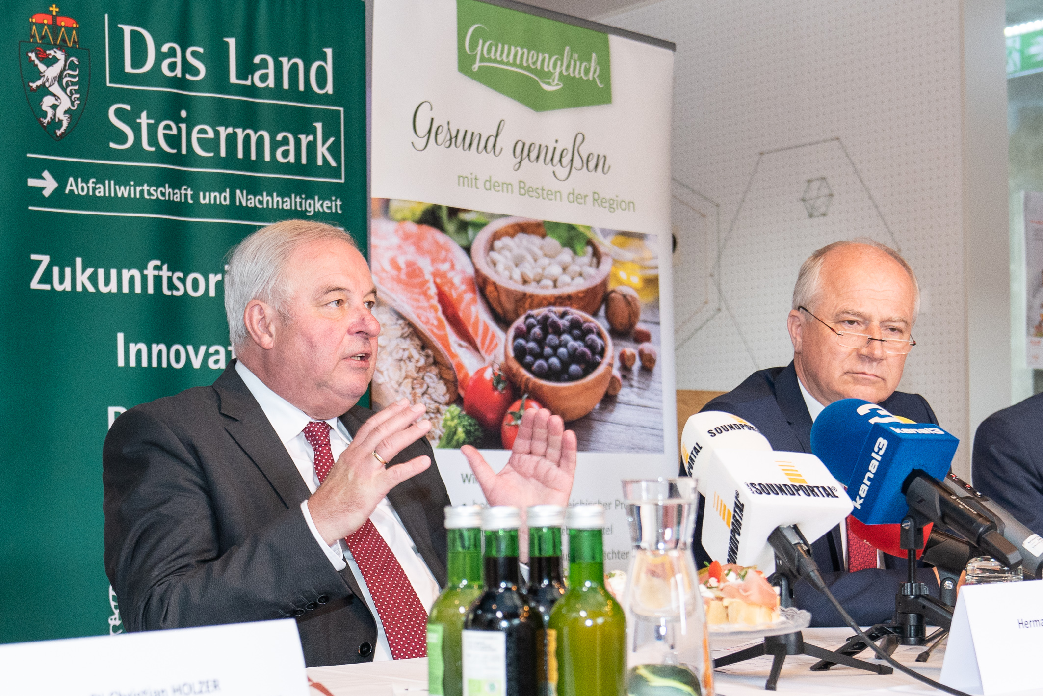 LH Hermann Schützenhöfer und Nachhaltigkeitslandesrat Johann Seitinger rufen zum bewussten Umgang mit Lebensmitteln auf.