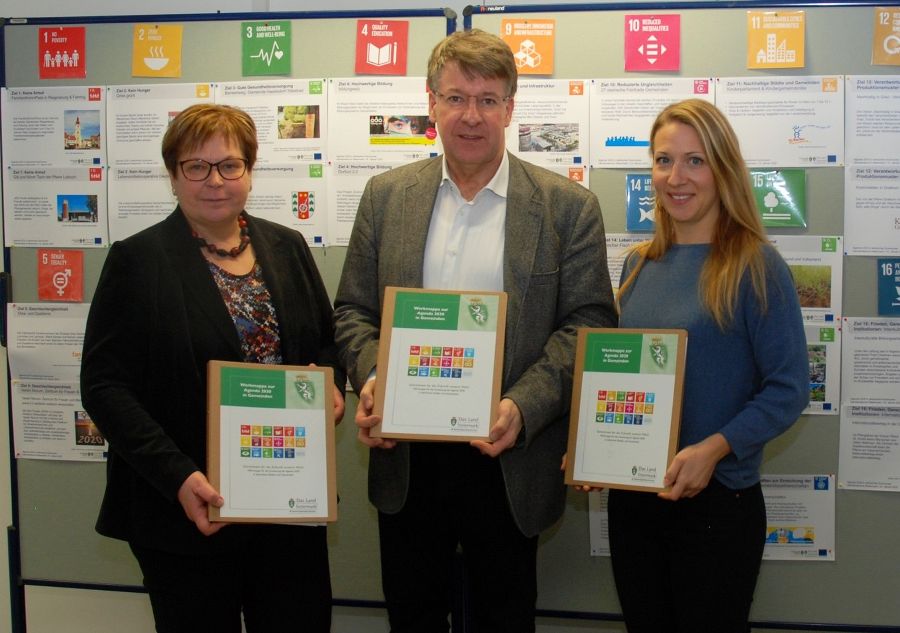 Die steirische Nachhaltigkeitskoordinatorin DIin Gudrun Walter präsentiert mit Dr. Michael Schaller und Mag.a Anna Stolz von der Nachhaltigkeitsagentur sustainable die Werkmappe „Agenda 2030 in steirischen Gemeinden“. Zahlreiche Beispiele aus steirischen Gemeinden belegen, dass Gemeinden nicht bei Null anfangen. 