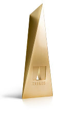 Das Bild zeigt die goldfarbige Statue des TRIGOS.